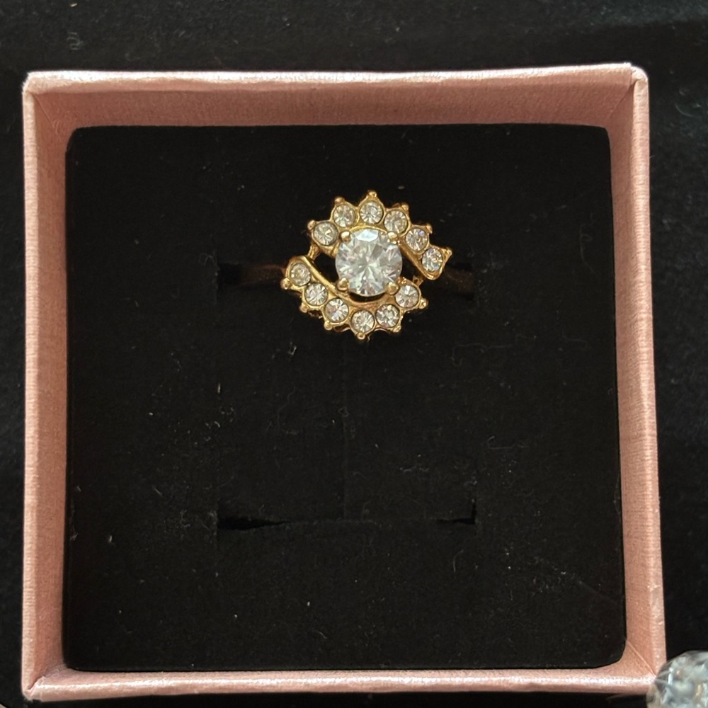 Elegant Gold Diamond Size 8 Women's Ring